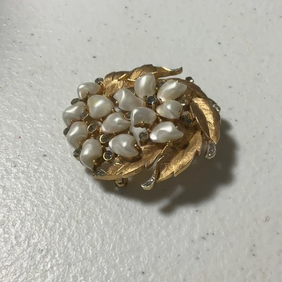 Vintage Trifari 1950’s Crown SorrentoPearls Baby Tooth Brooch